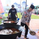 Kapolda Aceh Berbaur dengan Masyarakat di Area Masak Kuah Beulangong Jelang Khanduri Ramadhan