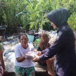 Bidhumas Polda Aceh Bagikan Ratusan Kilogram Kurma Bantuan Kapolda kepada Masyarakat