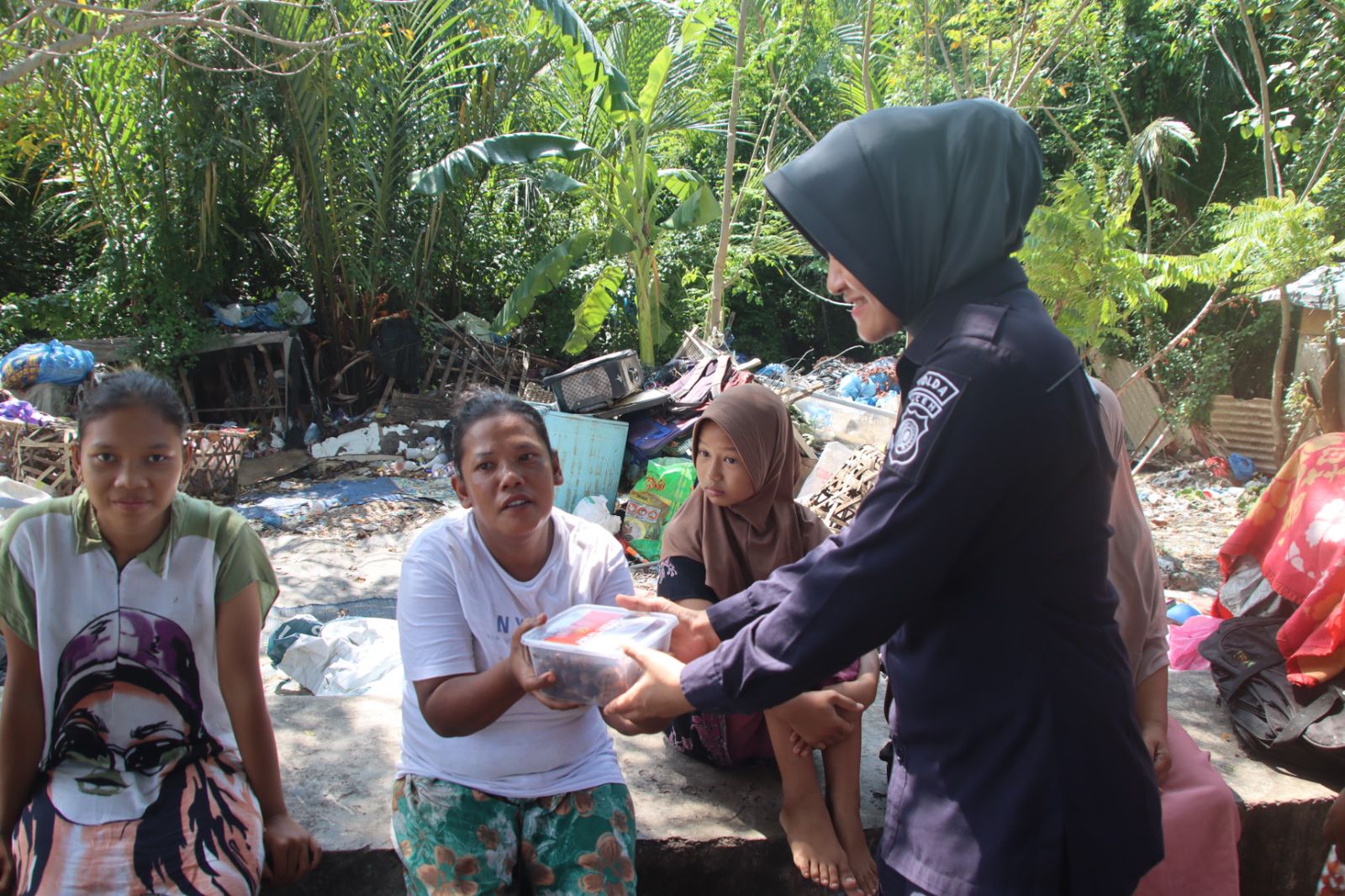 Bidhumas Polda Aceh Bagikan Ratusan Kilogram Kurma Bantuan Kapolda kepada Masyarakat