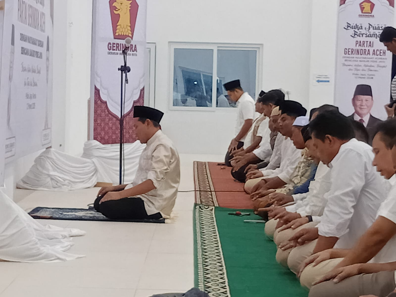 Wagub Aceh Fadhlullah Pimpin Salat Magrib di Buka Puasa Gerindra Pidie Jaya