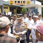 Kurangi Kemacetan Jalur Mudik Garut, Kapolres Garut Dampingi Gubernur Jabar Dedi Mulyadi Beri Kompensasi Rp1,4 Jut a untuk Kusir Delman dan Tukang Becak