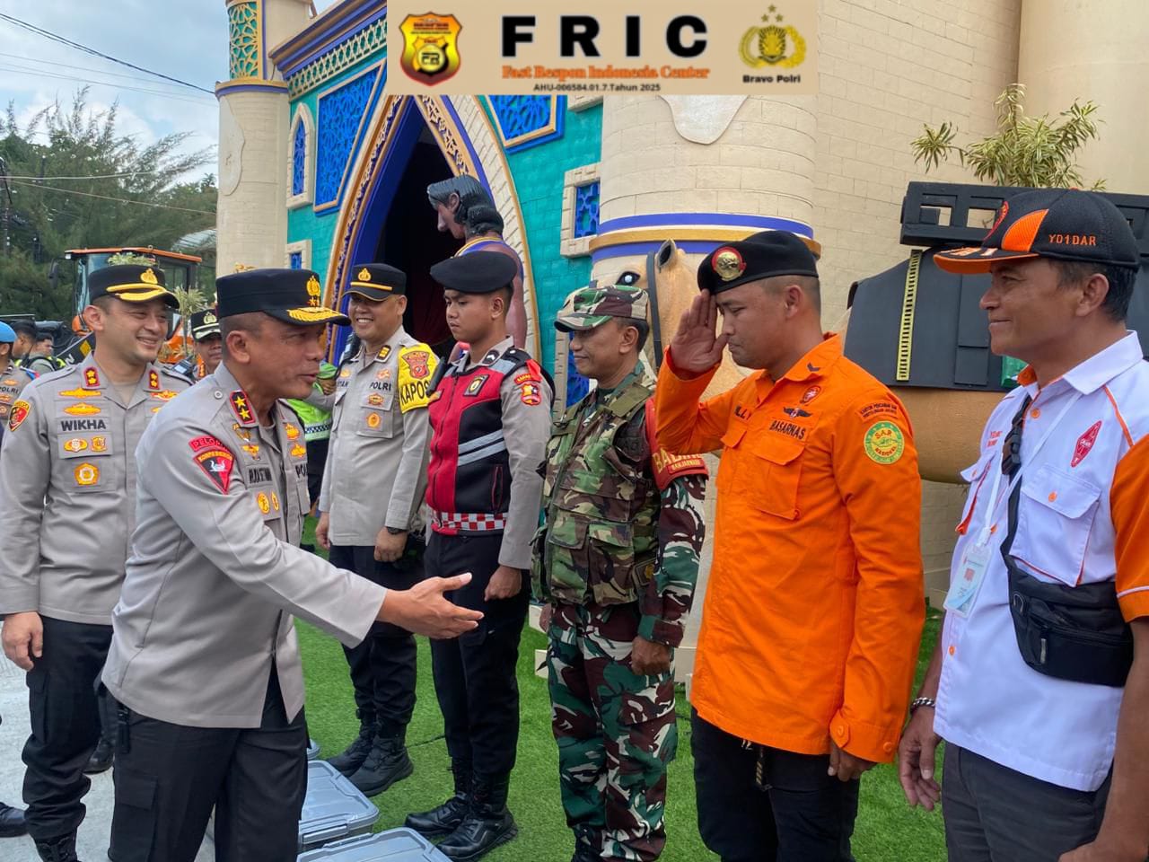 Kapolda Jabar Berikan Tali Asih kepada Personel Gabungan yang terlibat di Pos Hoegeng Simpang Gadog