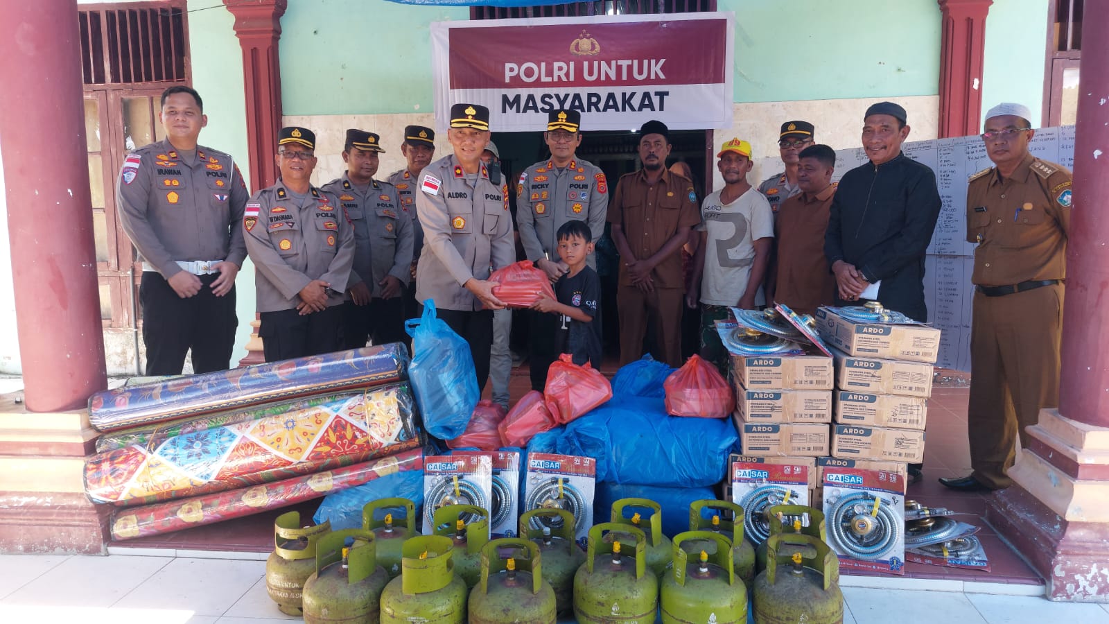 Wujud Kepedulian Polri, Kapolres Aceh Selatan Bantu Korban Kebakaran dan Pulihkan Trauma Anak-anak