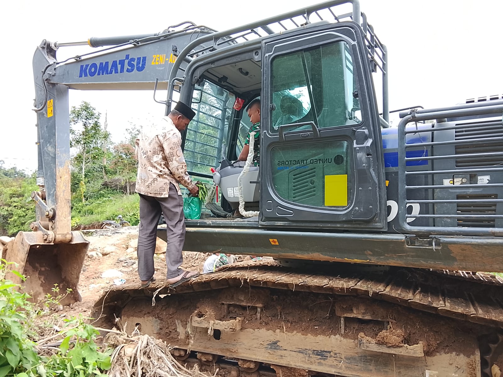 Tradisi Peusijuek Awali Pembangunan Jembatan Armco Pantan Sinaku Bener Meriah