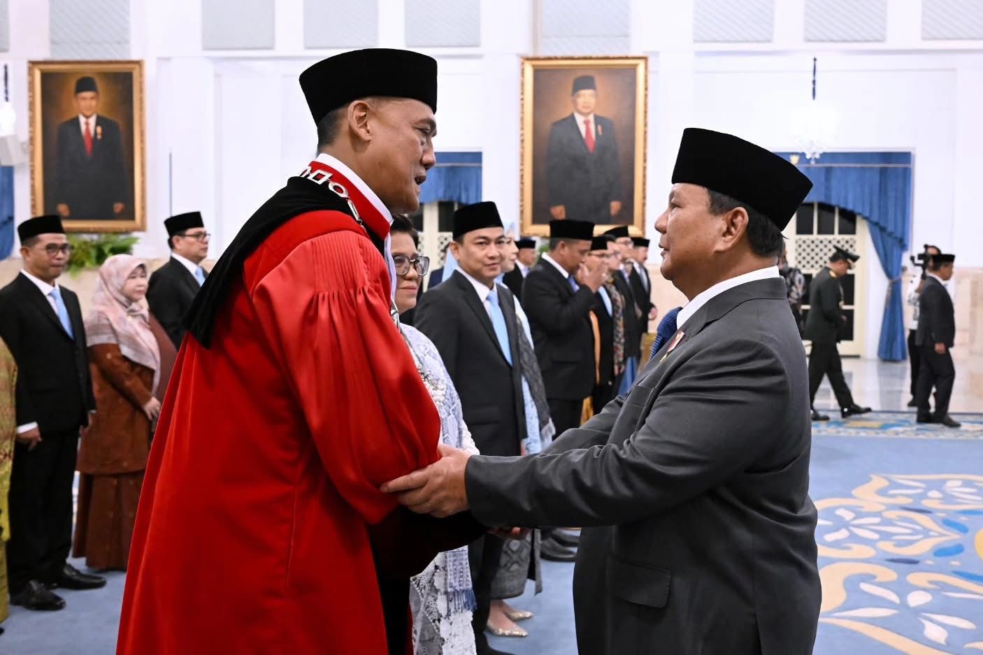 Presiden Prabowo Lantik Hakim Konstitusi, Ketua dan Anggota Ombudsman RI, serta Duta Besar LBBP RI di Istana Kepresidenan