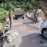 Wujud Kepedulian Lingkungan dan Keselamatan di Bener Meriah, TNI Bersama Warga Bersihkan Bahu Jalan