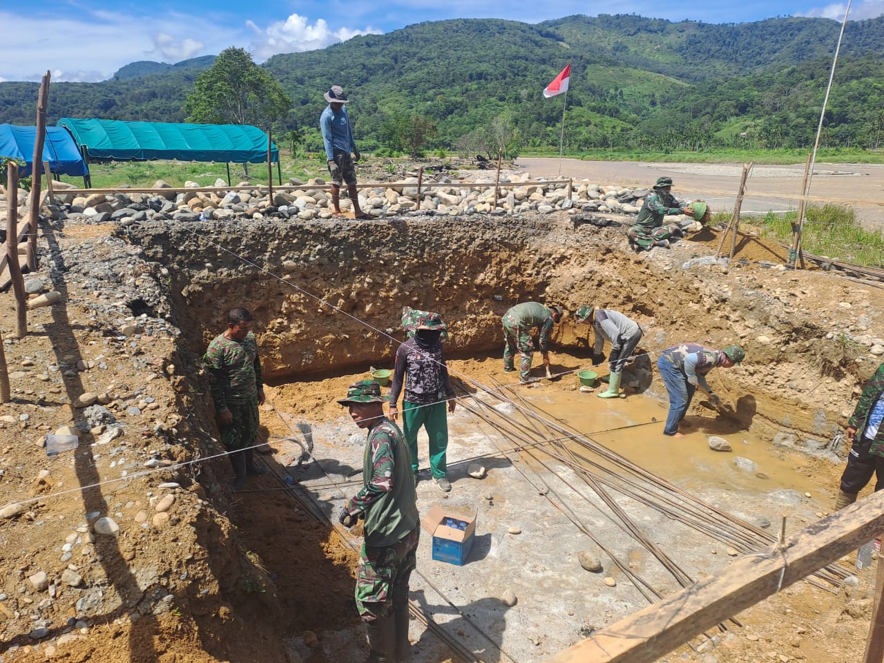 Bersama Masyarakat, TNI Bangun Jembatan Gantung di Aceh Tenggara
