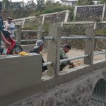 TNI Bersama Warga Laksanakan Finishing Jembatan Aramco di Desa Sedie Jadi