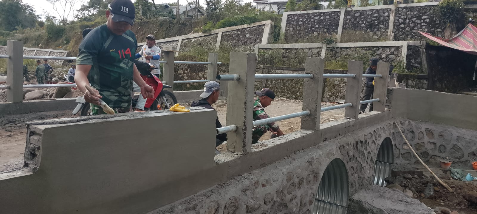 TNI Bersama Warga Laksanakan Finishing Jembatan Aramco di Desa Sedie Jadi