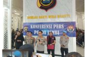 Polda Jambi Gelar Konferensi Pers, DPO Narkotika Berhasil Ditangkap di Tanjab Barat
