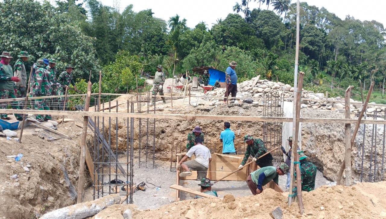 TNI dan Warga Percepat Pembangunan Jembatan Gantung Perintis Garuda di Aceh Tenggara