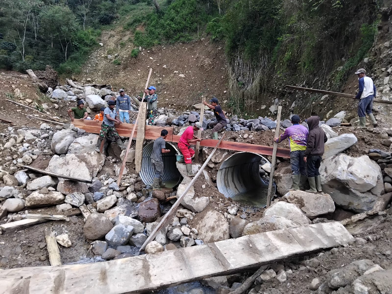 Prajurit Kodam IM Bersama Warga Kebut Pembangunan Jembatan Aramco di Bener Meriah