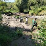 Personel Kodim 0119/Bener Meriah Laksanakan Penghijauan Bantaran Sungai di Jamur Uluh