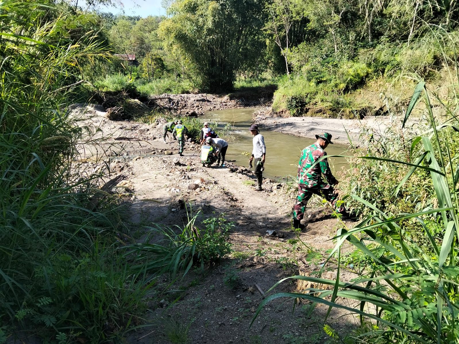 Personel Kodim 0119/Bener Meriah Laksanakan Penghijauan Bantaran Sungai di Jamur Uluh