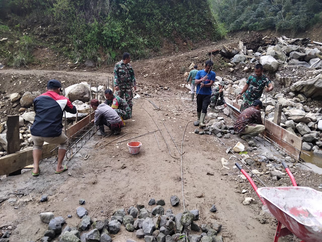 TNI Bersama Warga Kebut Pembangunan Jembatan Aramco di Bener Meriah