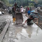 TNI dan warga mulai pengecoran lantai Jembatan Aramco di Bener Meriah