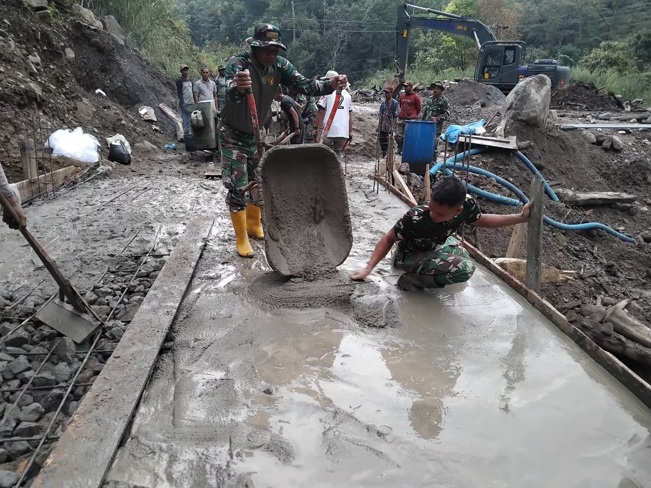 TNI dan warga mulai pengecoran lantai Jembatan Aramco di Bener Meriah