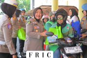 Polwan Polda Jabar Bagikan 100 Paket Sembako untuk Driver Ojol Perempuan di Hari Kartini