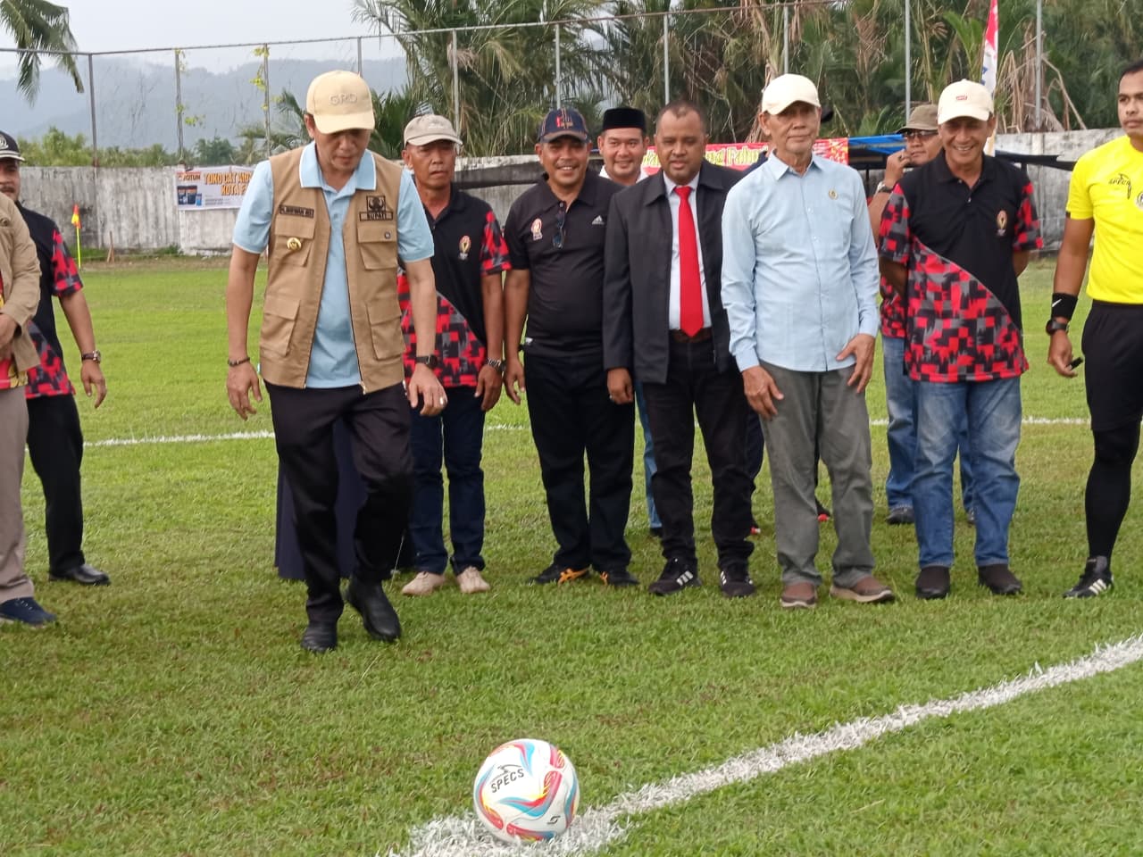 Buka Turnamen Sepak Bola Mawar Cup I, Bupati Mirwan: Berikan Dukungan kepada Tim dengan cara Sportif