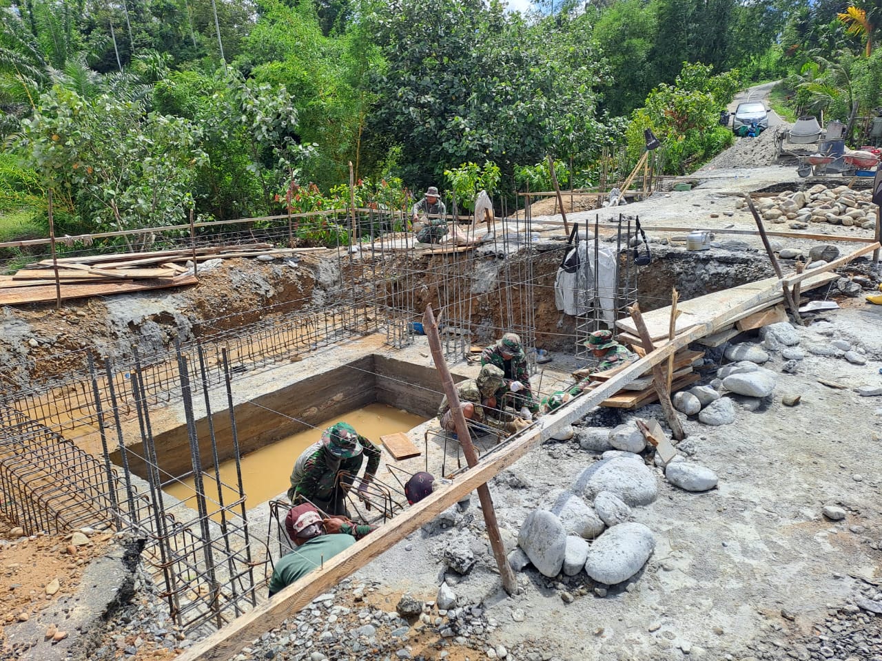 TNI dan Warga Bersinergi Pulihkan Akses Vital dengan membangun Jembatan Gantung di Aceh Tenggara