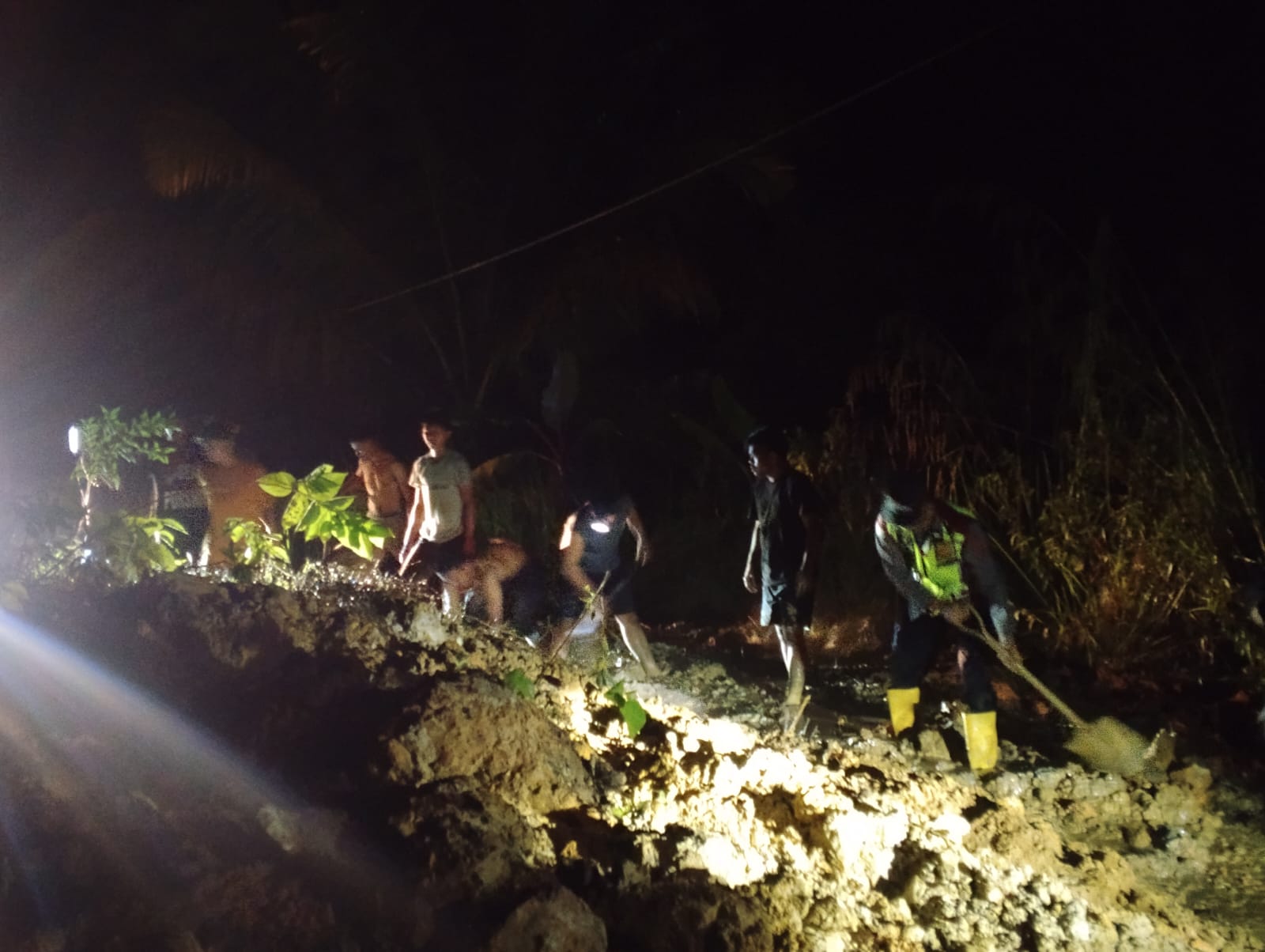 Personel Polsek Bakongan Timur Berhasil Tangani Longsor yang Menutup Badan Jalan Nasional