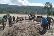Prajurit TNI bangun Jembatan Gantung di Kumbang Jaya Agara, kini Capai Progres 12,35 Persen