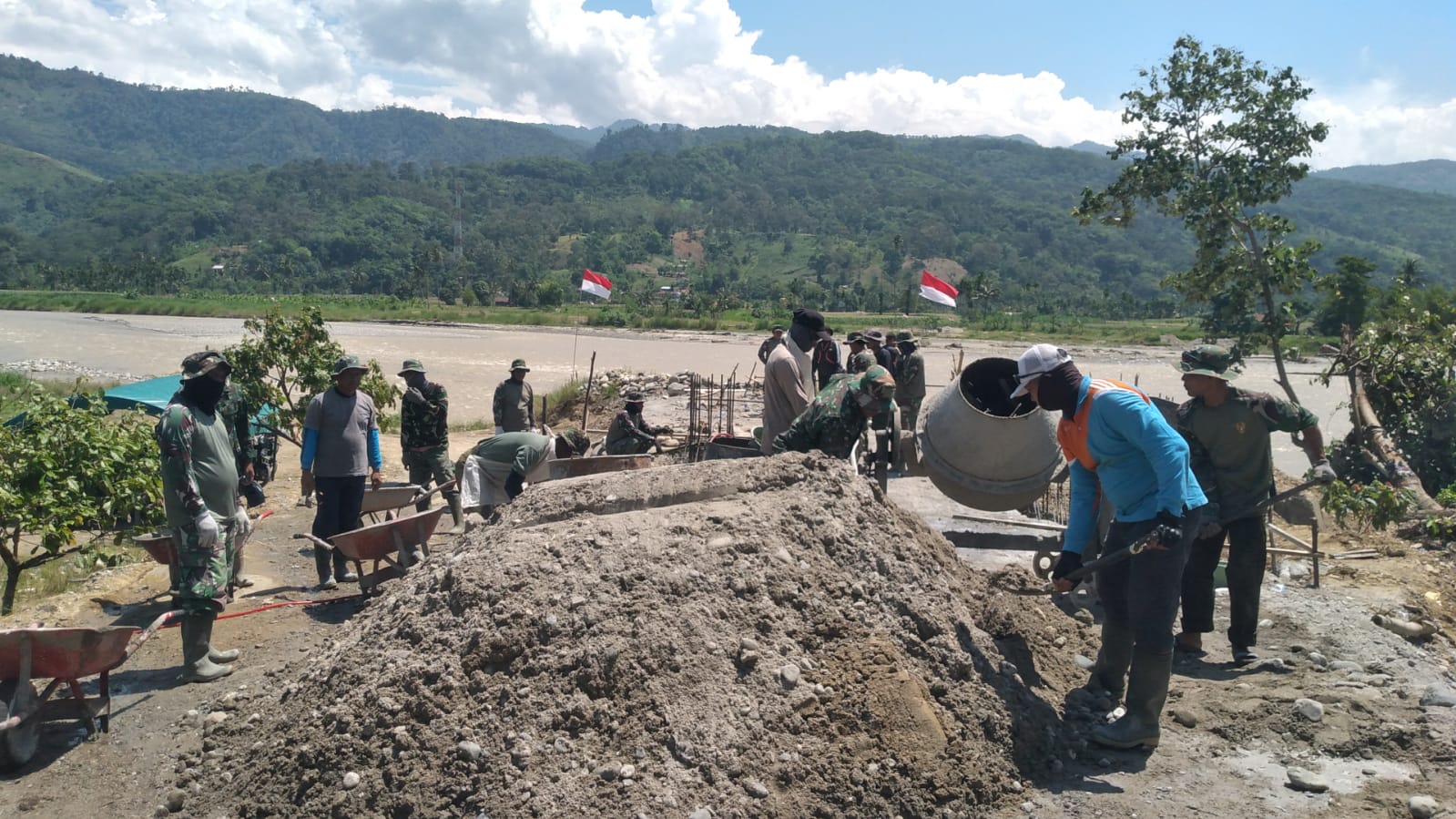 Prajurit TNI bangun Jembatan Gantung di Kumbang Jaya Agara, kini Capai Progres 12,35 Persen