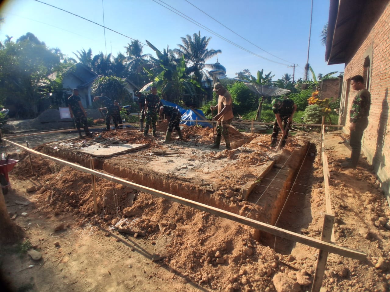 Satgas TMMD Reg ke-128 Kodim 0104/Aceh Timur Kebut Pembangunan RTLH, Rehab MCK, dan Pengerasan Jalan di Desa Alue Canang