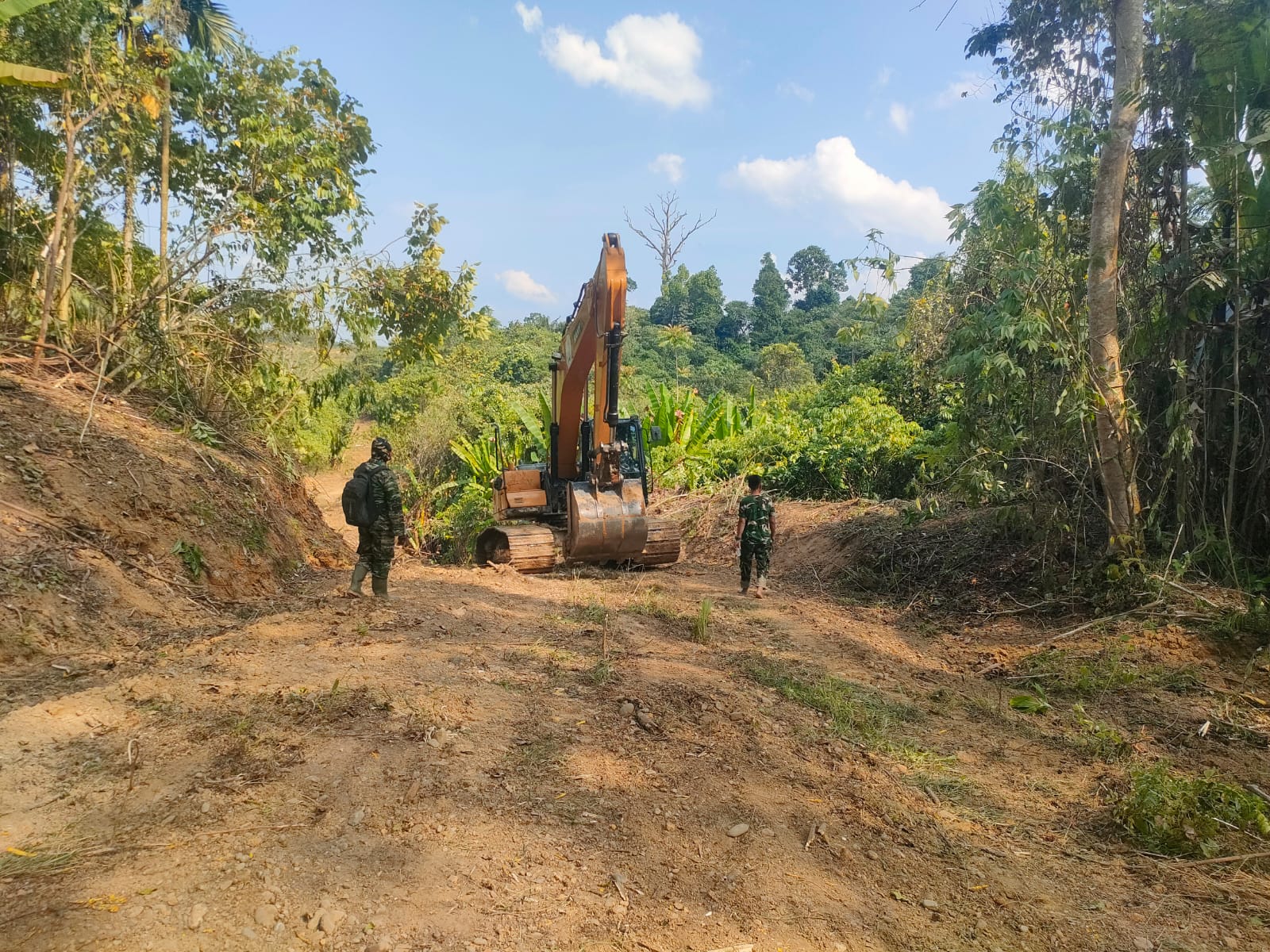 Satgas TMMD ke-128 Kodim 0117/Aceh Tamiang Trobos Hutan Kebut Pembangunan Jalan di Suka Makmur