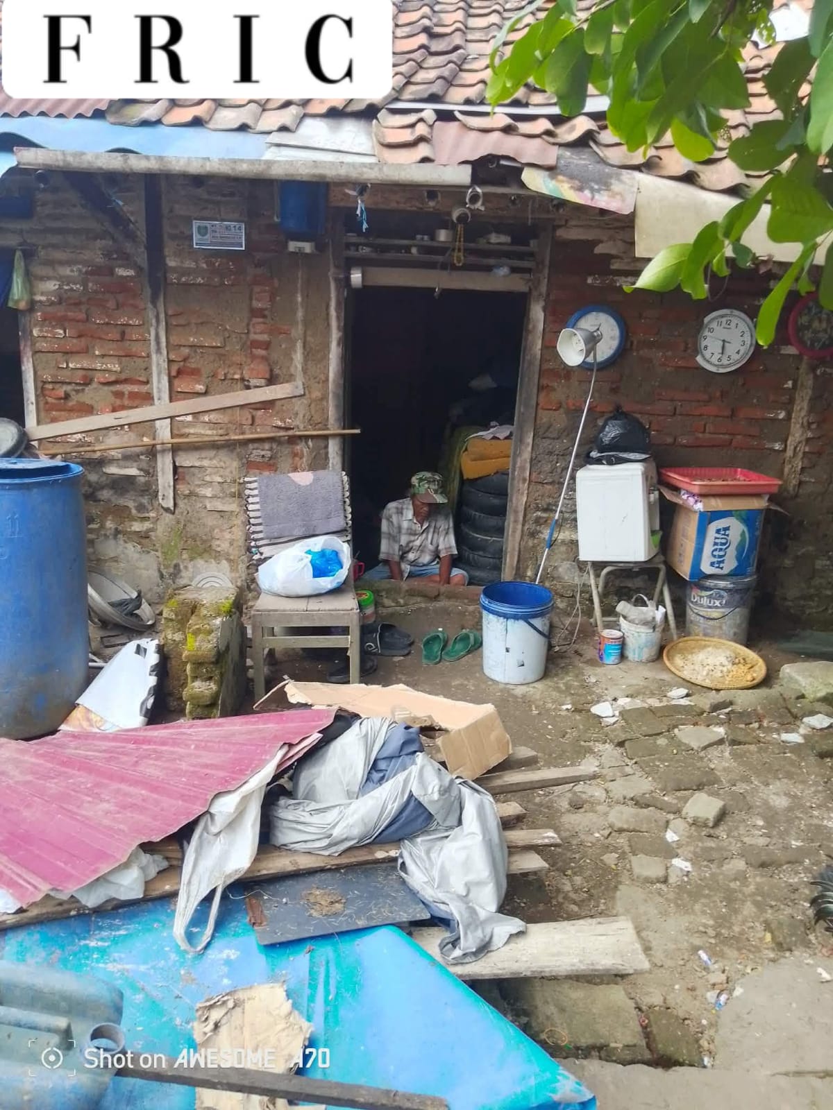 Rumah Nyaris Roboh dan Tidak Layak Huni, Bapak Cariman Asal Desa Bangkaloa Widasari Bertahan Hidup Sendiri dari Rongsokan