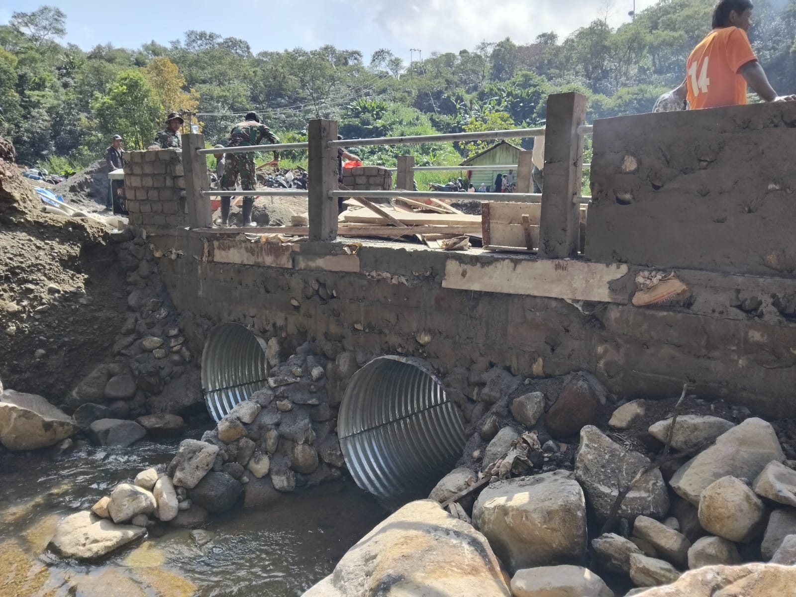 Prajurit TNI dan Warga Gotong Royong Percepat Pembangunan Jembatan Aramco di Bener Meriah