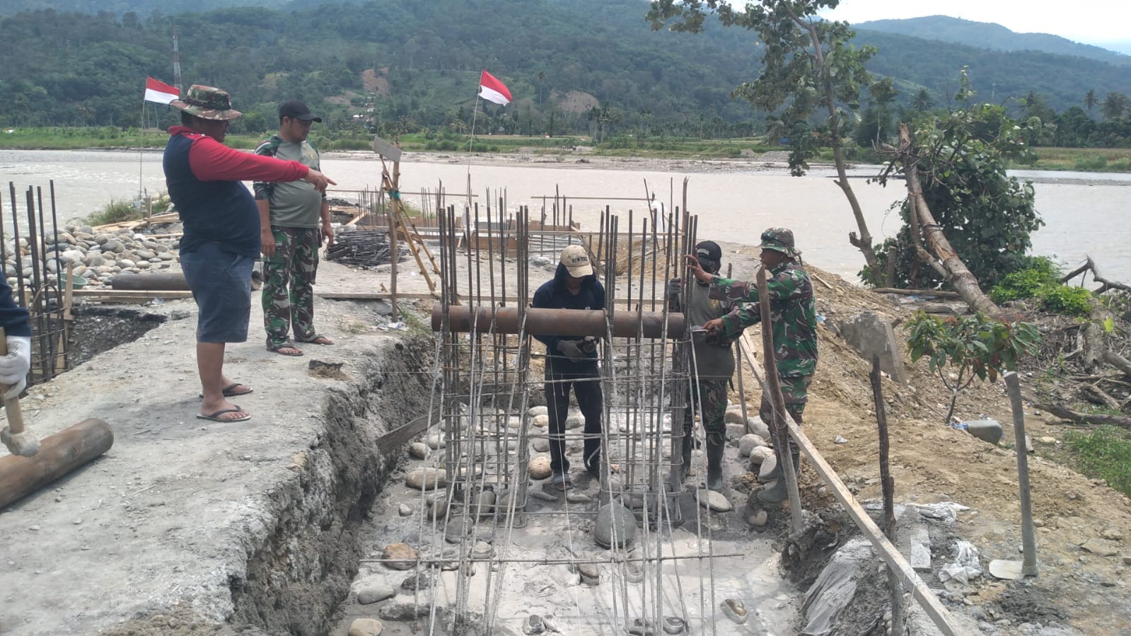 Personel TNI bangun Jembatan Gantung Perintis di Aceh Tenggara, Progres Capai 13,45 Persen