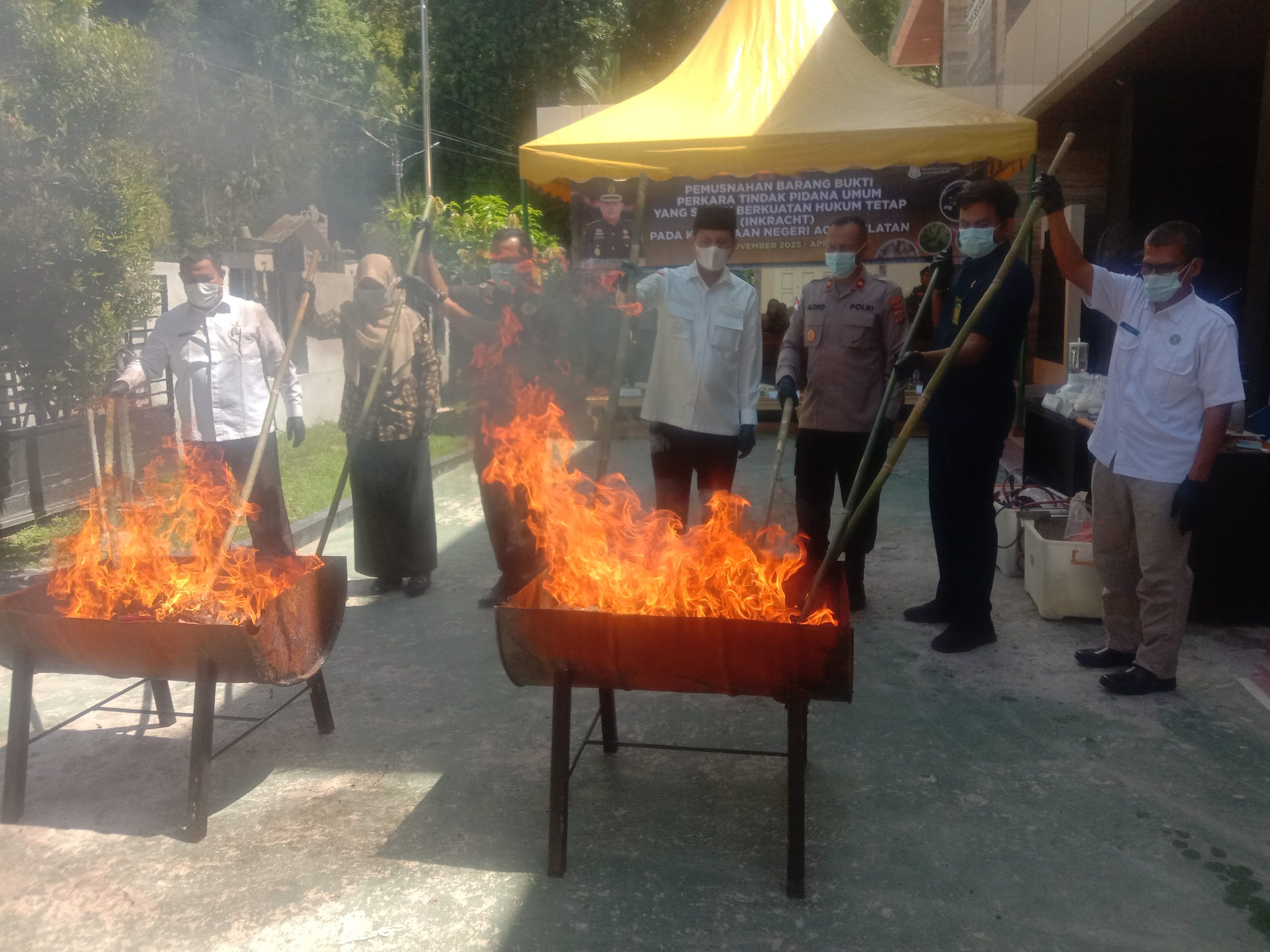 Bupati H. Mirwan Hadiri Pemusnahan Barang Bukti Narkotika dan lainnya di Kejari Aceh Selatan