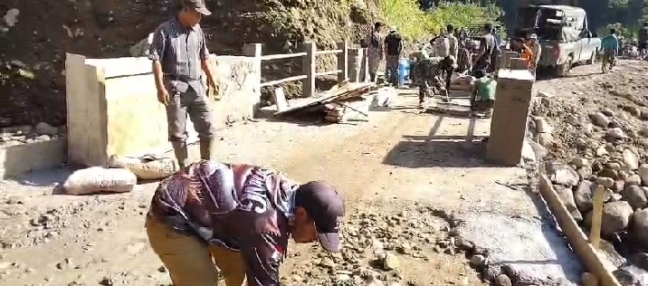 TNI dan Masyarakat Kebut Pembangunan Jembatan Aramco, di Desa Uning Mas Bener Meriah