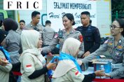 Polwan Polda Jabar Bagikan Konsumsi kepada Buruh Pendemo di Monas pada May Day 2026