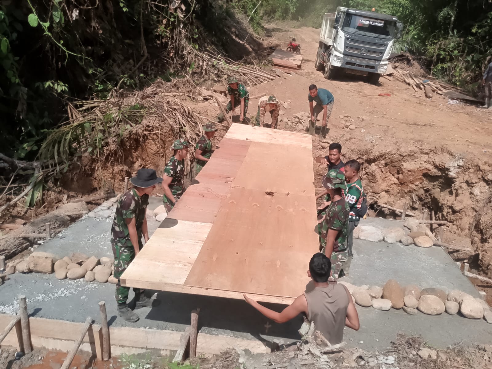 Satgas TMMD Kodim 0117/Aceh Tamiang Lanjutkan Pembangunan Fisik di Desa Suka Makmur