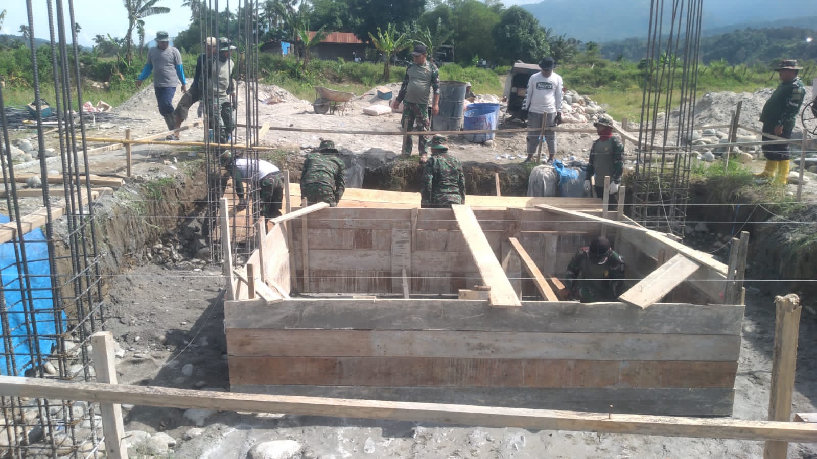 Kodim 0108/Aceh Tenggara Lanjutkan Pembangunan Jembatan Gantung di Desa Gulo
