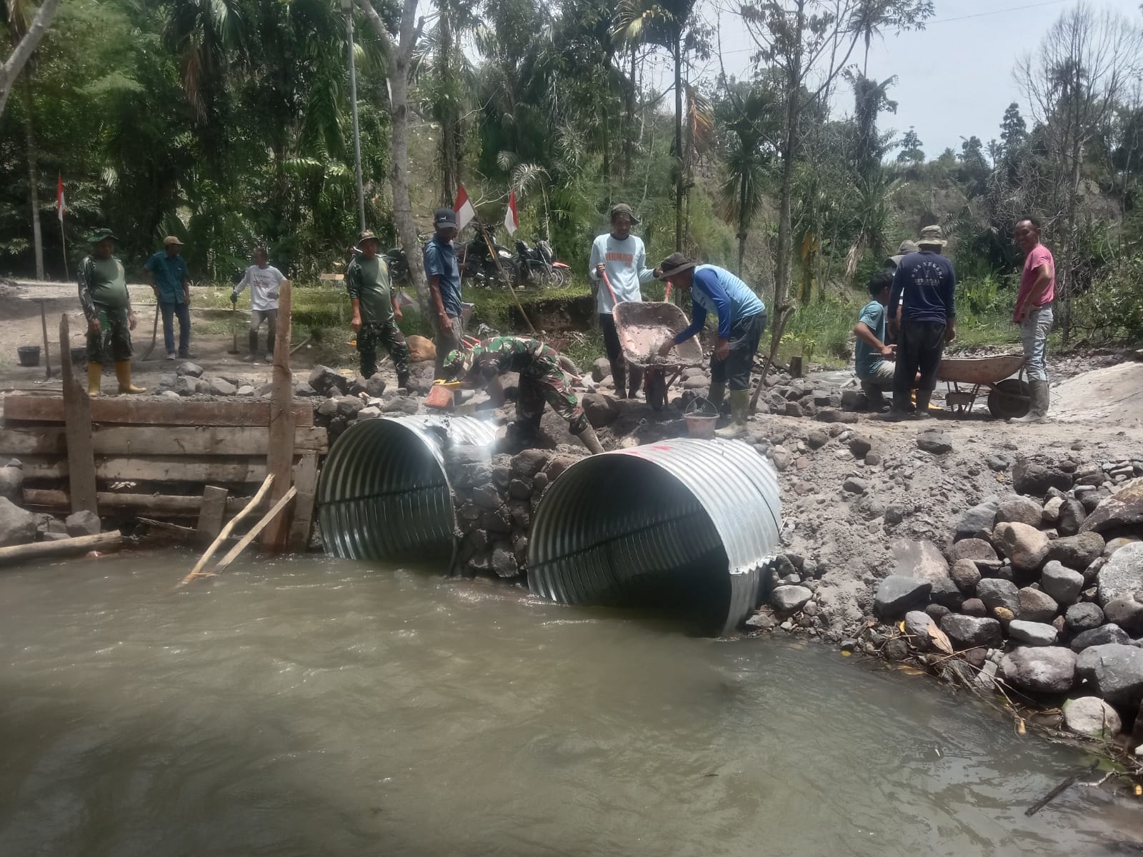 Personel Kodim 0119/Bener Meriah bersama Warga Bangun Jembatan Aramco di Timang Gajah Bener Meriah