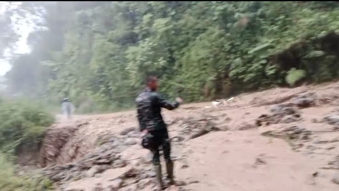 Personel Kodim 0106/Ateng Gerak Cepat Buka Akses Jalan tertup Longsor di Genting Gerbang