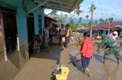 Personel Kodim 0108/Aceh Tenggara Bantu Warga Bersihkan Rumah Pascabanjir di Desa Jati Sara