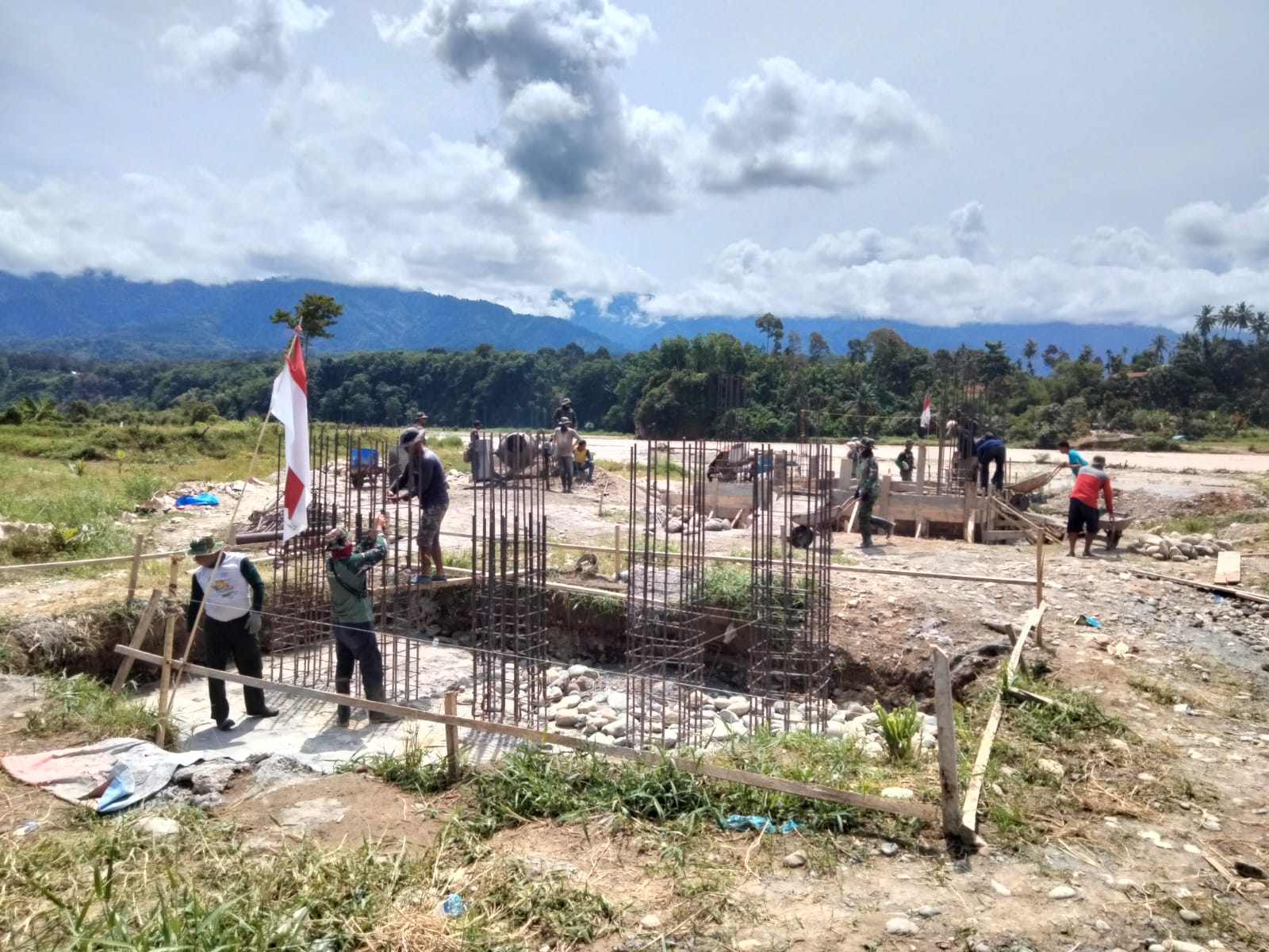 TNI bangun Jembatan Gantung Perintis di Desa Gulo, Aceh Tenggara, kini progresnya Capai 31,5 Persen