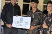 Bupati H. Mirwan MS Serahkan bantuan Rp.25 Juta untuk Pemulangan Jenazah Warga dari Malaysia