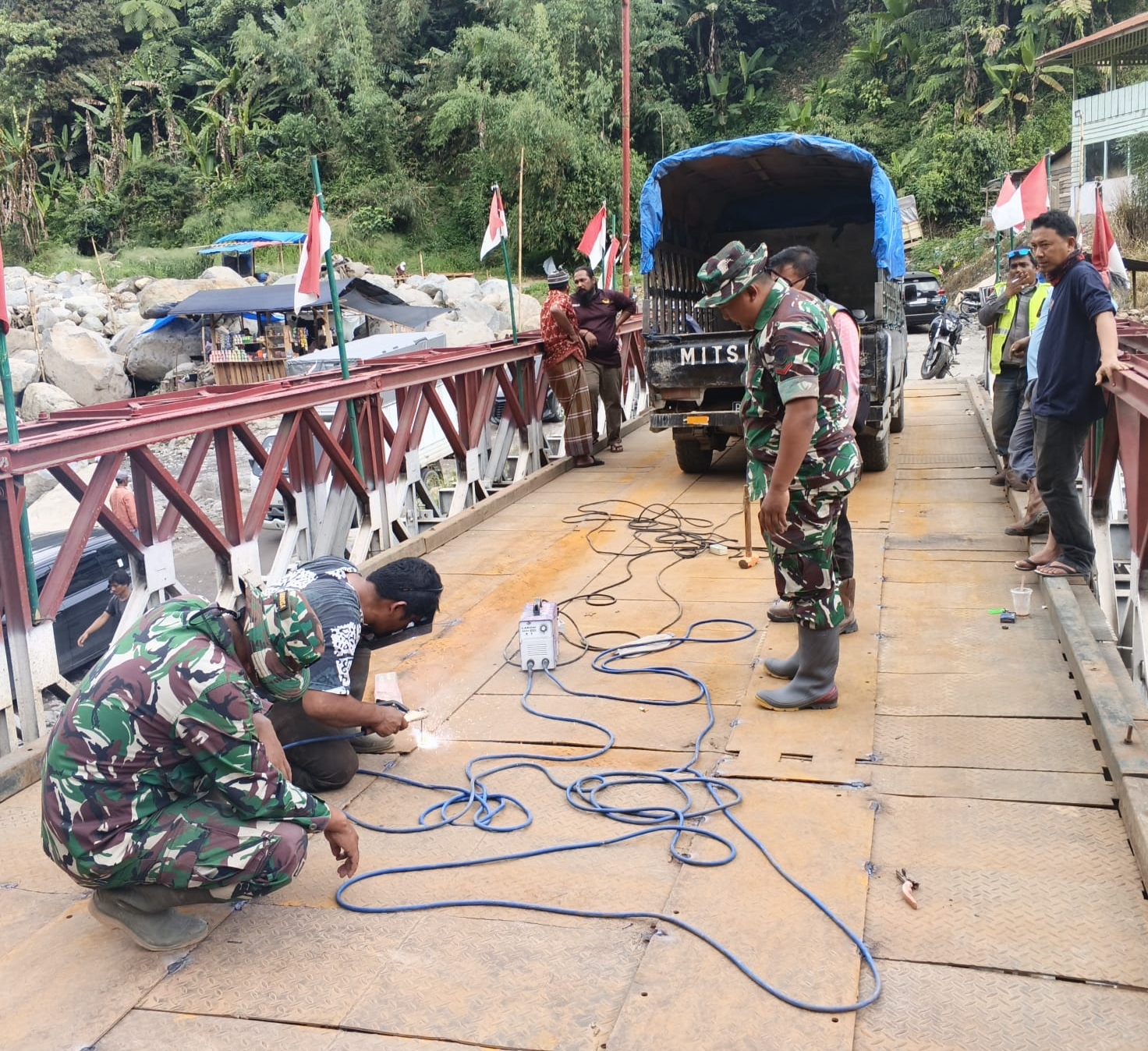 TNI – Dinas PU dan Warga percepat Perbaikan Jembatan Bailey Umah Besi Bener Meriah