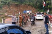 Personel Kodim 0119/Bener Meriah dan Warga Gotong Royong Percepat Perbaikan, Kini Jembatan Umah Besi Kembali Normal