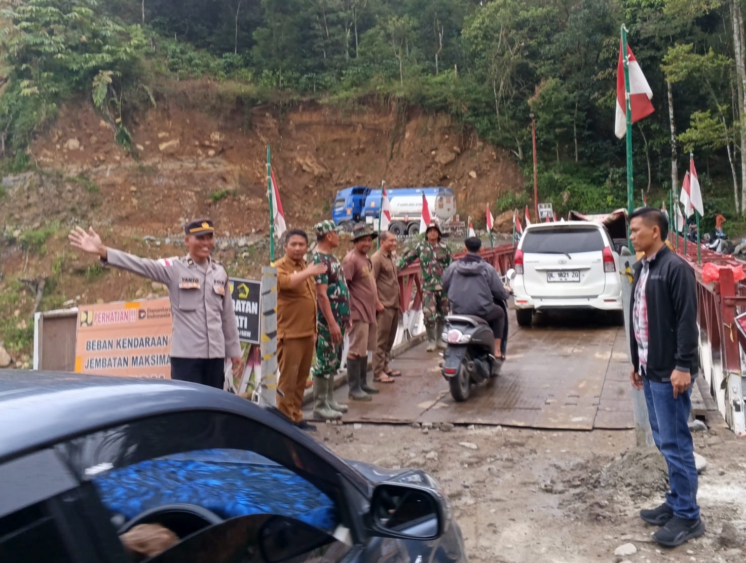 Personel Kodim 0119/Bener Meriah dan Warga Gotong Royong Percepat Perbaikan, Kini Jembatan Umah Besi Kembali Normal